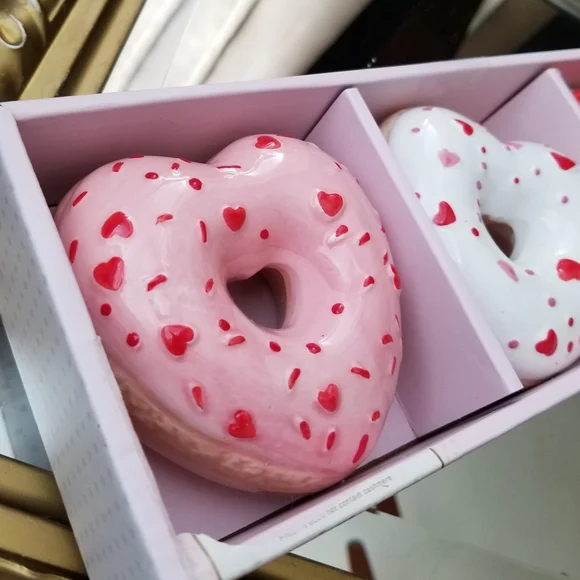 ❗Cupcakes & Cashmere Pink Red Heart Sprinkle Ceramic Donut Set❗ - Picture 3 of 4
